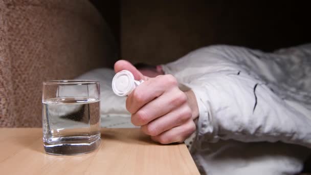 Ein Kränklich Dreinblickender Mann Bett Öffnet Eine Packung Tabletten Und — Stockvideo