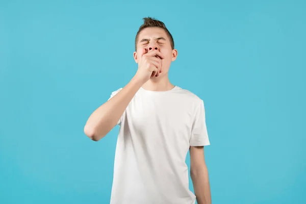 Adolescente bosteza, cerrando la boca con el puño — Foto de Stock