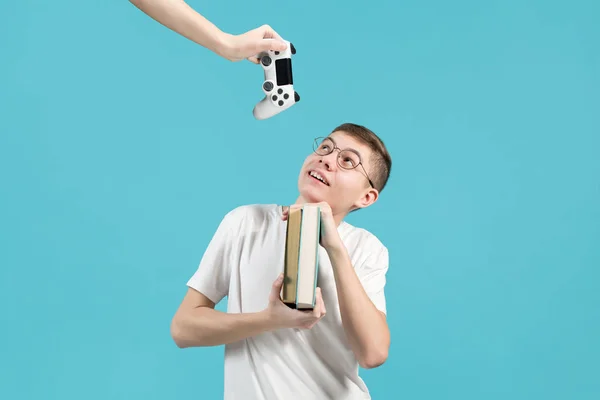 Nerd segurando livros em suas mãos e sorrindo olhando para cima — Fotografia de Stock