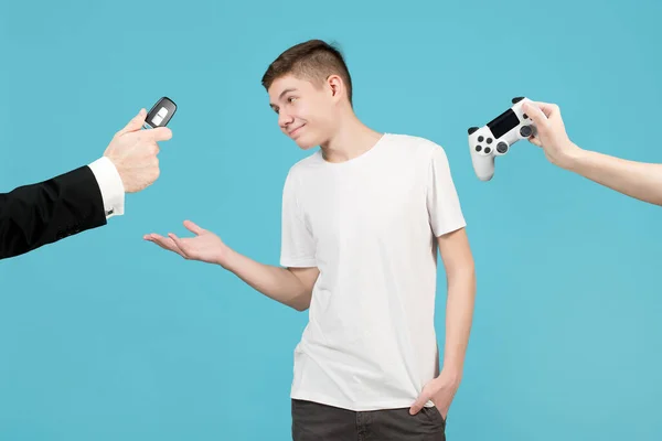 A un giovane viene offerta la possibilità di guidare un'auto o giocare a una console — Foto Stock