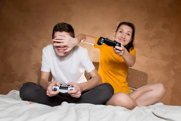 Irmão e irmã jogar um jogo de computador usando truques — Fotografia de Stock