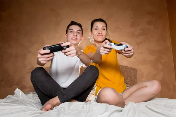Fratello e sorella stanno giocando appassionatamente a un gioco per computer — Foto Stock