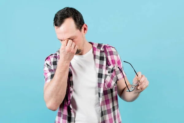 El hombre se quitó las gafas para darle un descanso a sus ojos . — Foto de Stock