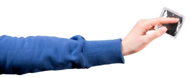 Prezervatif genç bir kızın elinde. İzole edilmiş