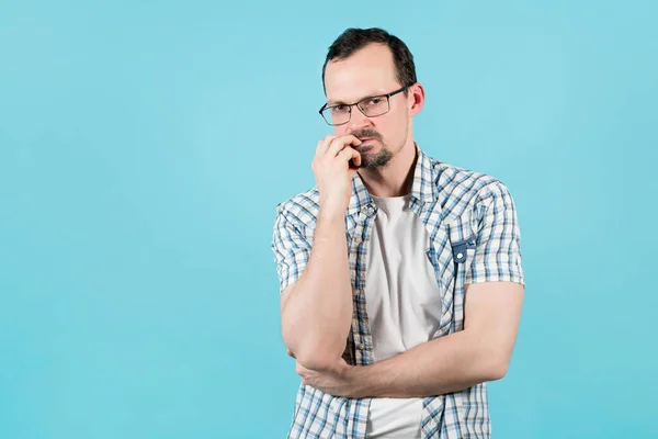Mladý Muž Štětinami Brýlemi Kostkované Košili Nervózní Kouše Nehty — Stock fotografie