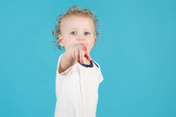 Yaşındaki Kıvırcık Kız Çocuğu Izleyiciye Parmağını Sokuyor Kamerada Çocuk Görünüyor — Stok fotoğraf