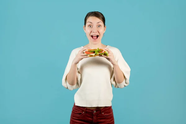 Jong Meisje Gaat Een Broodje Eten Met Haar Handen Een — Stockfoto