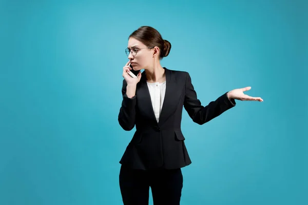 Biznes Młoda Kobieta Garniturze Mówi Przez Telefon Wyciąga Rękę Jedną — Zdjęcie stockowe