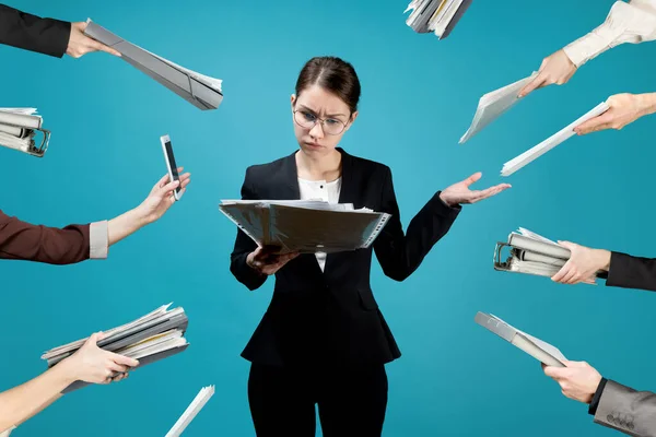 Director Loaded Documents Colleagues Subordinates Boss Studying Documents While She — Stock Photo, Image