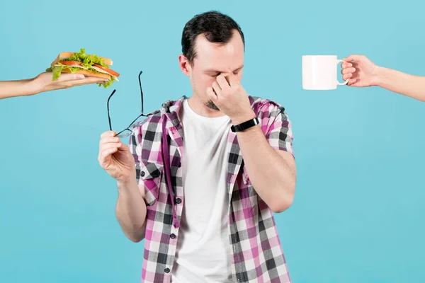 Hombre Cansado Ofrece Aperitivo Las Manos Mujer Extienden Hombre Sándwich —  Fotos de Stock