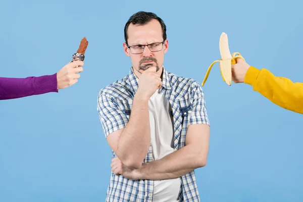 Homem Enfrenta Escolha Algo Para Comer Uma Banana Uma Barra — Fotografia de Stock
