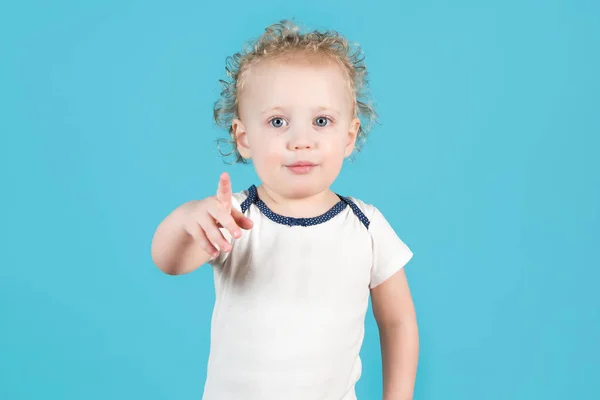 Yıllık Tatlı Kıvırcık Kız Çocuğu Kameraya Parmağını Gösteriyor Mavi Üzerine — Stok fotoğraf