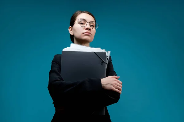Boss Eyeglasses Looks Camera Holding Documents Female Boss Isolated Blue — Stock Photo, Image