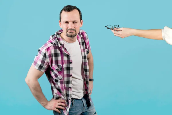 Vrouwelijke Hand Houdt Glazen Uit Een Man Die Ziet Slecht — Stockfoto