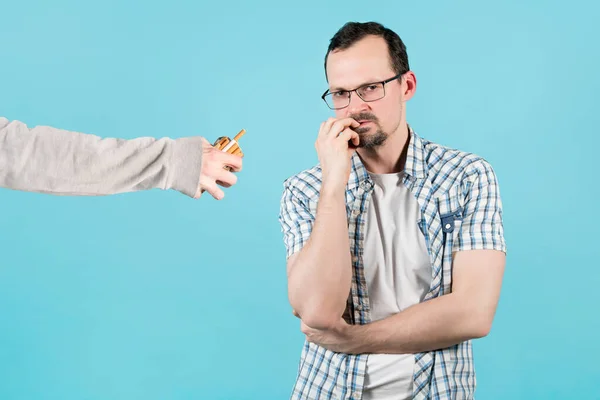 Uma Mão Segura Cigarros Para Homem Que Está Nervoso Morde — Fotografia de Stock