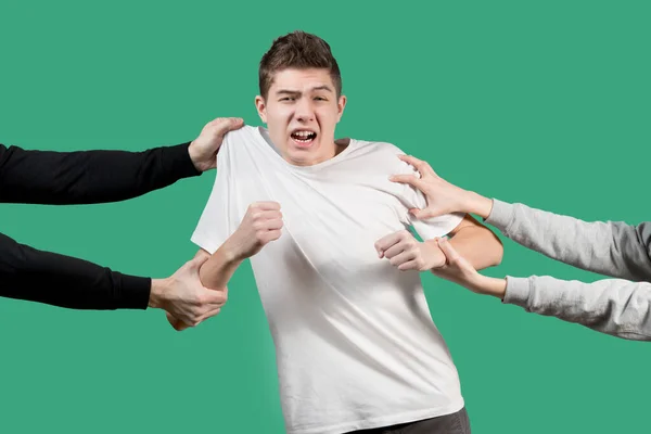 Killen drar i händerna i olika riktningar, tonåringen är chockad och förvirrad — Stockfoto