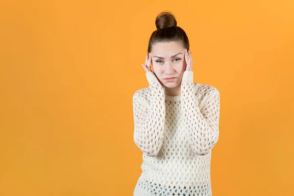 Una Joven Con Suéter Blanco Sostiene Cabeza Sobre Fondo Amarillo — Foto de Stock
