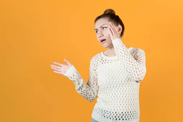 Das Mädchen Hält Sich Ihrem Kopf Fest Und Blickt Hoffnungsvoll — Stockfoto