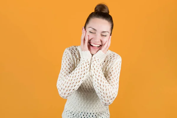 Mädchen Lacht Aufrichtig Und Schielt Und Hält Sich Ihren Wangen — Stockfoto