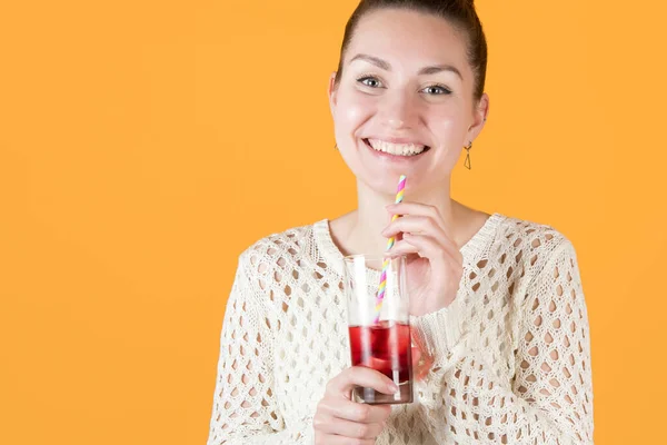 Meisje Houdt Een Glas Met Sap Haar Hand Glimlacht Geïsoleerd — Stockfoto