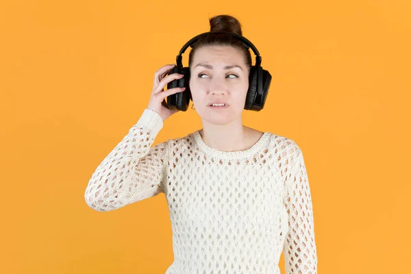 Chica Toma Auricular Cabeza Disgustada Lado Como Alguien Distraiga Música — Foto de Stock