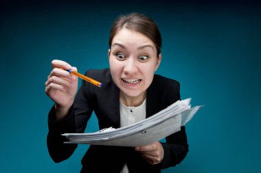 Patron belgedeki hatalar hakkında astlarını sert bir şekilde bilgilendirir.