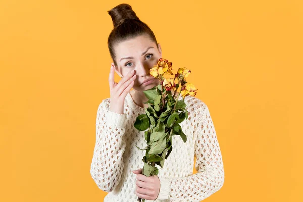 Joven Está Triste Sosteniendo Ramo Flores Secas Sus Manos Aislado — Foto de Stock