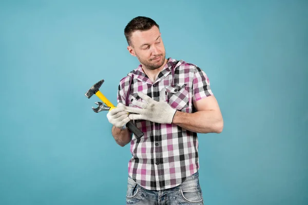 Een Arbeider Doet Zijn Vuile Handschoen Uit Keert Terug Met — Stockfoto