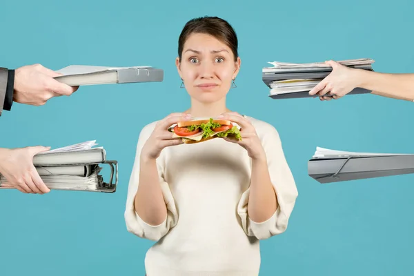 Una Mujer Joven Puede Almorzar Debido Gran Cantidad Trabajo Concepto — Foto de Stock