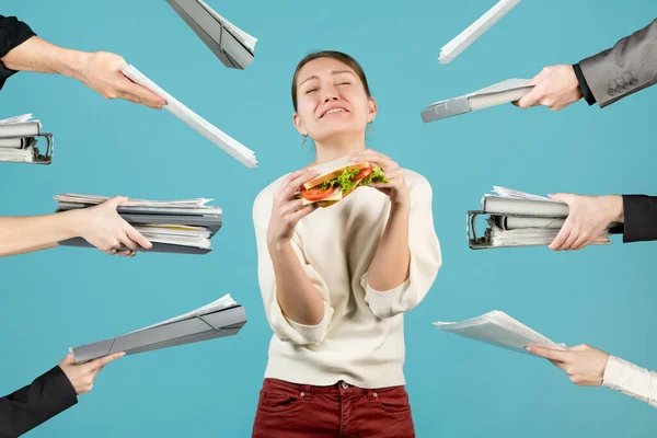 Een Jonge Vrouw Lijdt Aan Het Onvermogen Een Broodje Eten — Stockfoto