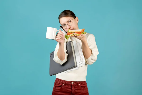 Junior Kantoormedewerker Wordt Overspoeld Met Werk Eet Onderweg Meisje Met — Stockfoto