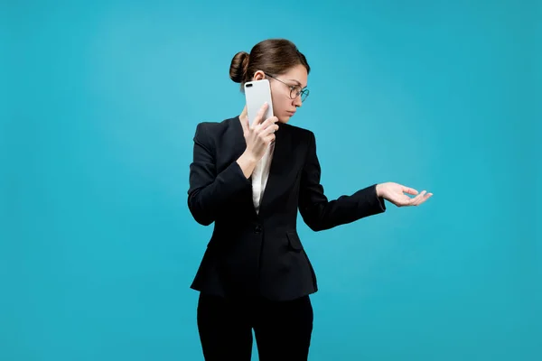 Business Young Woman Business Suit Speaks Phone Holds Out Her — Stock Photo, Image