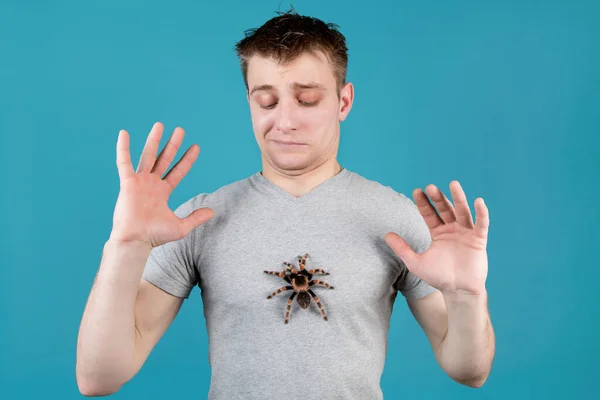 Der Junge Mann Breitet Die Arme Zur Seite Aus Und — Stockfoto