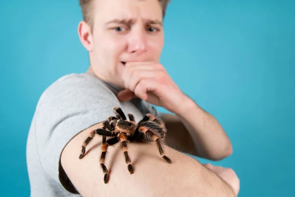 Mannen Rädd Och Försöker Att Inte Röra Sig Eftersom Han — Stockfoto