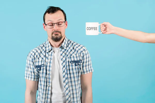 Έναν Νυσταγμένο Απλά Κουρασμένο Άντρα Κρατούν Μια Μεγάλη Κούπα Καφέ — Φωτογραφία Αρχείου