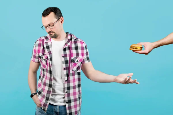 마지못해 햄버거를 먹기로 음식을 제공하는 사람을 합니다 — 스톡 사진
