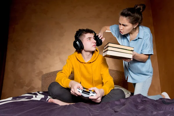 Irmã mais velha jura no irmão por causa do vício em jogos de computador — Fotografia de Stock