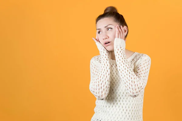 Mädchen hält sich am Kopf und blickt hoffnungsvoll weg — Stockfoto