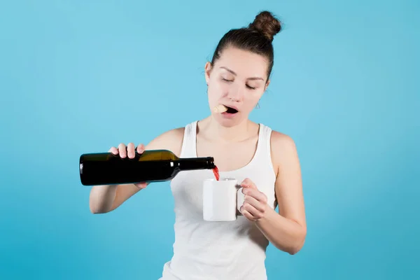 Een Jonge Vrouw Een Shirt Houdt Een Kurk Tussen Haar — Stockfoto