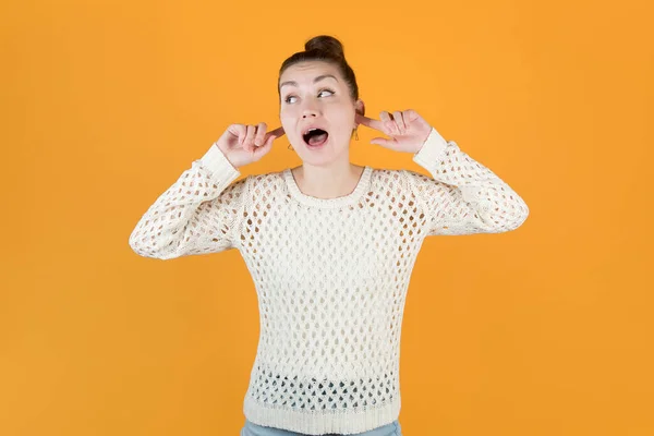 Chica Enchufa Las Orejas Con Los Dedos Queriendo Escuchar Nada — Foto de Stock