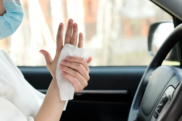 Tangan Perempuan Diobati Dengan Antiseptik Lap Dalam Mobil Tutup — Stok Foto