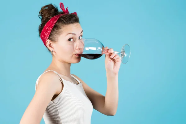 Gros Plan Une Fille Avec Verre Vin Sur Fond Bleu — Photo