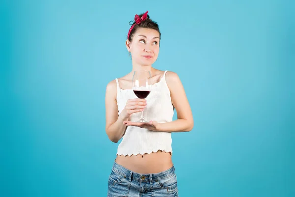 Jonge Vrouw Houdt Een Glas Wijn Met Twee Handen Kijkt — Stockfoto