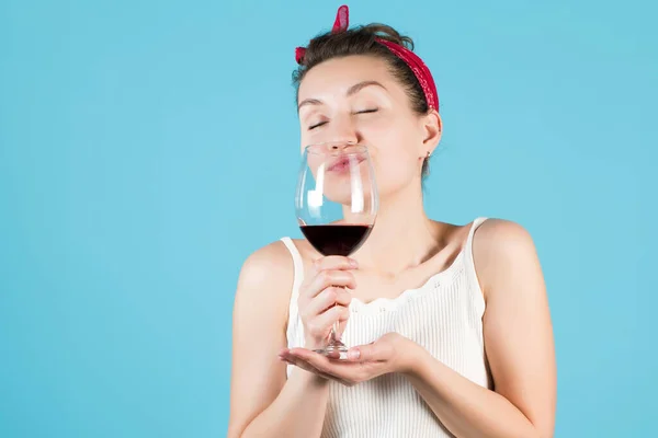 Gros Plan Une Fille Avec Verre Vin Sur Fond Bleu — Photo