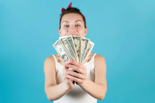 Μια Νεαρή Γυναίκα Δείχνει Δολάρια Στα Χέρια Της Και Χαμόγελα — Φωτογραφία Αρχείου