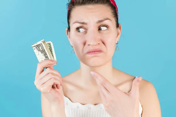Κορίτσι Δείχνει Δυσαρέσκεια Ένα Τσαλακωμένο Δολάριο Στο Χέρι Της Κοντά — Φωτογραφία Αρχείου