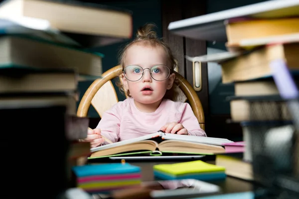 Een Klein Meisje Met Een Moederbril Zit Achter Boeken Schriften — Stockfoto
