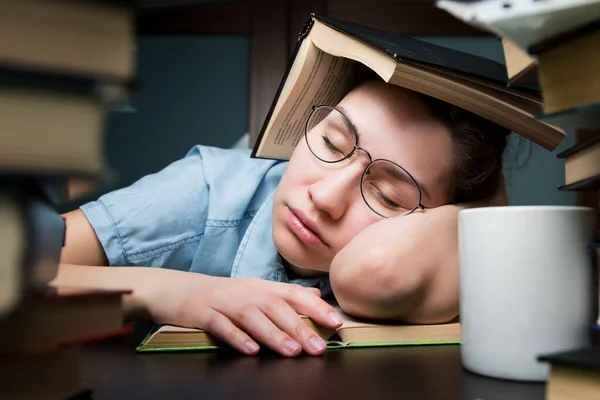 Close Uma Estudante Que Adormeceu Enquanto Estudava Casa Noite — Fotografia de Stock