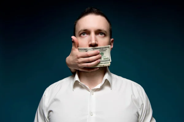 Στόμα Ενός Επιχειρηματία Λευκό Πουκάμισο Είναι Καλυμμένο Χρήματα Αγορά Σιωπής — Φωτογραφία Αρχείου