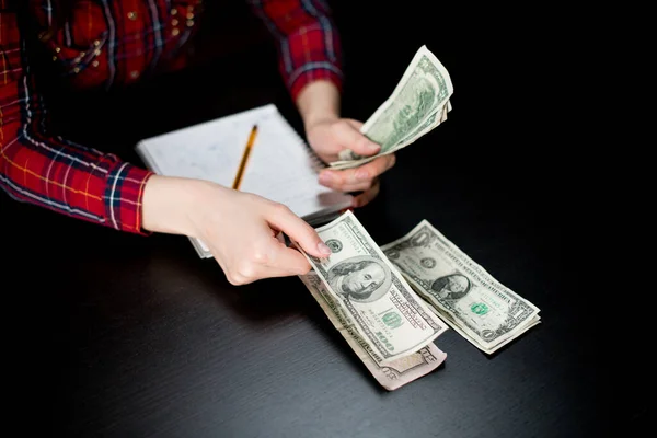 Γυναίκα Μετράει Υπόλοιπα Χρήματα Διανέμοντας Έξοδα Οικονομικές Δυσκολίες Μιας Νεαρής — Φωτογραφία Αρχείου